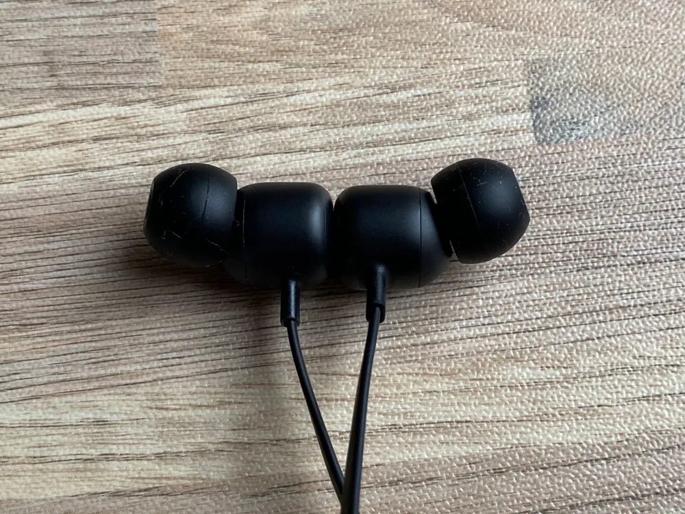 【Beats Flexレビュー】重低音の秀逸さ・コスパの高さはBeatsXを完全踏襲!BeatsXをさらに高性能&リーズナブルにした後継機|USB-C搭載が嬉し過ぎる|外観:なお左右のハウジング部分にはマグネットが内蔵されていて、ピタッと左右のハウジングを吸着させることができます。