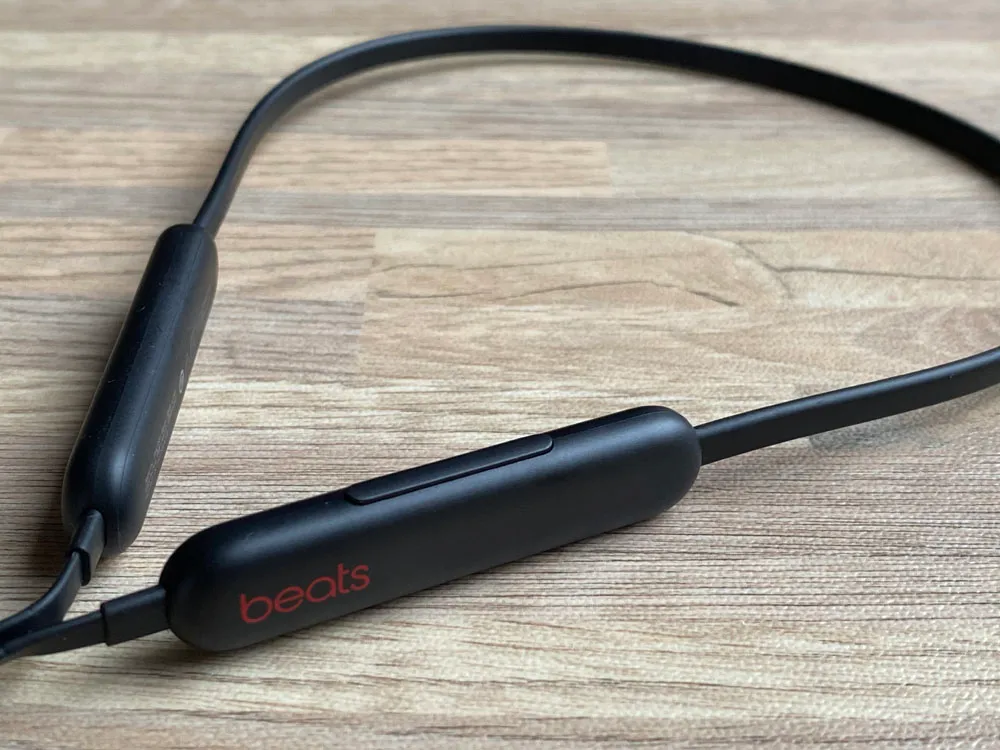 【Beats Flexレビュー】重低音の秀逸さ・コスパの高さはBeatsXを完全踏襲!BeatsXをさらに高性能&リーズナブルにした後継機|USB-C搭載が嬉し過ぎる|外観:ケーブルはニチノール製で、肌触りはシリコンとプラスチックの間のような感じ。 柔軟性と剛健性の高さを併せ持った印象で、耐久性は向上しているようです。