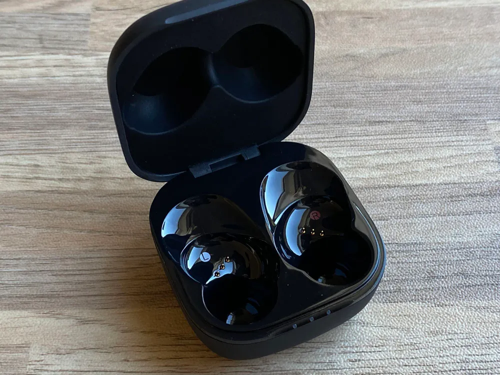 【GLIDiC Sound Air TW-5100レビュー】バッテリー性能・充電性能に優れたリーズナブル完全ワイヤレス!音質も上々な高コスパTWS|外観:ケース内部もイヤホン同様、グロス&マットなデザインが施されていますよ。