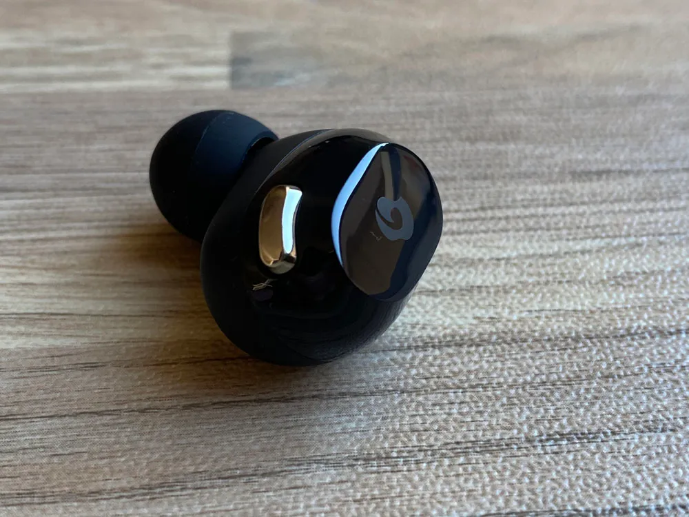 【GLIDiC Sound Air TW-5100レビュー】バッテリー性能・充電性能に優れたリーズナブル完全ワイヤレス!音質も上々な高コスパTWS|外観:ハウジング前面に見えるシルバーの突起は、多機能ボタンで音楽操作などする際に使用します。