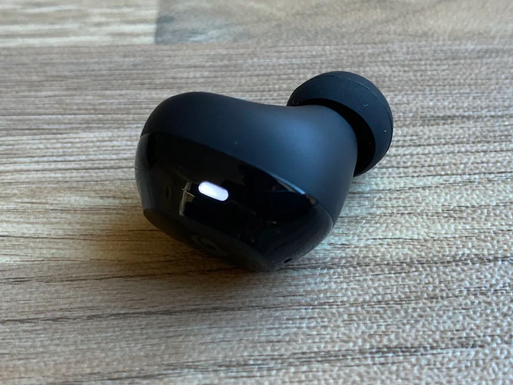 【GLIDiC Sound Air TW-5100レビュー】バッテリー性能・充電性能に優れたリーズナブル完全ワイヤレス!音質も上々な高コスパTWS|外観:LEDは横長のデザイン。