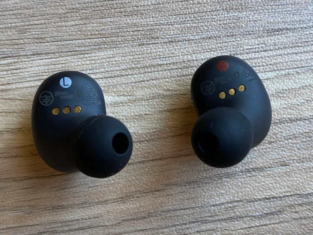 【GLIDiC Sound Air TW-5100レビュー】バッテリー性能・充電性能に優れたリーズナブル完全ワイヤレス!音質も上々な高コスパTWS|外観:ハウジングの裏側は、このようになっています。 左右が瞬時に判別できるよう刻印がしっかりされています。