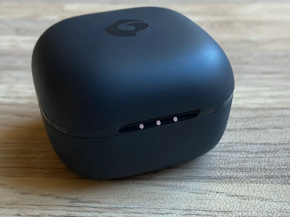 【GLIDiC Sound Air TW-5100レビュー】バッテリー性能・充電性能に優れたリーズナブル完全ワイヤレス!音質も上々な高コスパTWS|外観:前面には3点式のLEDインジケータを内蔵。