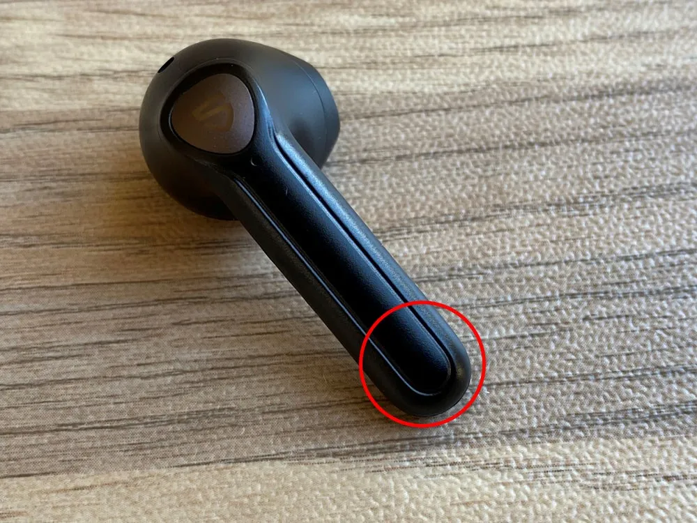 【SOUNDPEATS TrueAir2レビュー】14.2mm大口径ドライバーの圧倒的サウンドと新技術による安定接続が魅力のインナーイヤー型完全ワイヤレスイヤホン|外観:LEDは軸の先端部分に配されています。