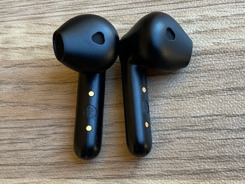 【SOUNDPEATS TrueAir2レビュー】14.2mm大口径ドライバーの圧倒的サウンドと新技術による安定接続が魅力のインナーイヤー型完全ワイヤレスイヤホン|外観:本体を裏から見ると、このような感じです。 軸の裏に左右を識別する「R」「L」が刻印されていますよ。