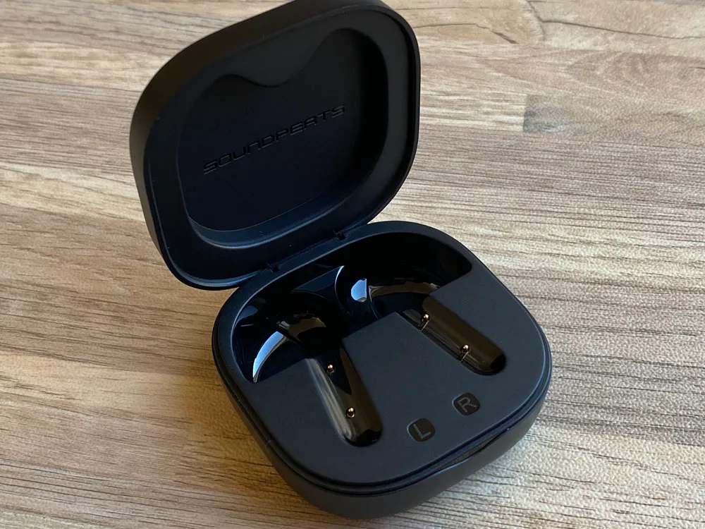 【SOUNDPEATS TrueAir2レビュー】14.2mm大口径ドライバーの圧倒的サウンドと新技術による安定接続が魅力のインナーイヤー型完全ワイヤレスイヤホン|外観:ケースの内部はシンプル。 光沢感とマット感を組み合わせている点は、目新しいわけではありませんが、コストを抑えつつカッコイイものを作ろうという気概を感じます。