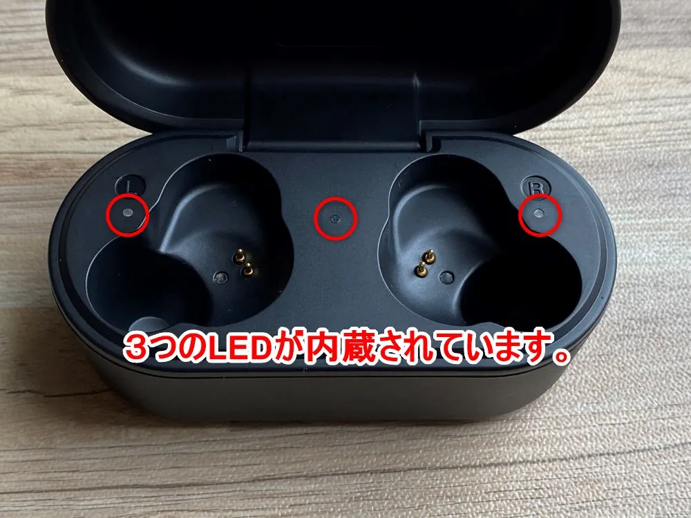 【ヤマハ完全ワイヤレスイヤホンTW-E7Aレビュー】アクティブノイキャン搭載のヤマハTWS最上位モデル!外音取り込み・リスニングケアなど機能充実|外観:ケース内部には3つのLEDライトを装備。 中央のLEDがケースのバッテリー残量を示す役割を担っていて、左右のLEDはそれぞれのイヤホンの充電状況を示します。