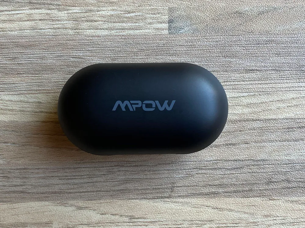 【Mpow M30レビュー】4千円未満の圧倒的コスパ感!!超安定接続・良好な装着安定性・満足な音質・完全防水と必要なスペック揃い踏みの超高コスパTWS|外観:充電ケースは、いたってシンプルなカプセル型です。