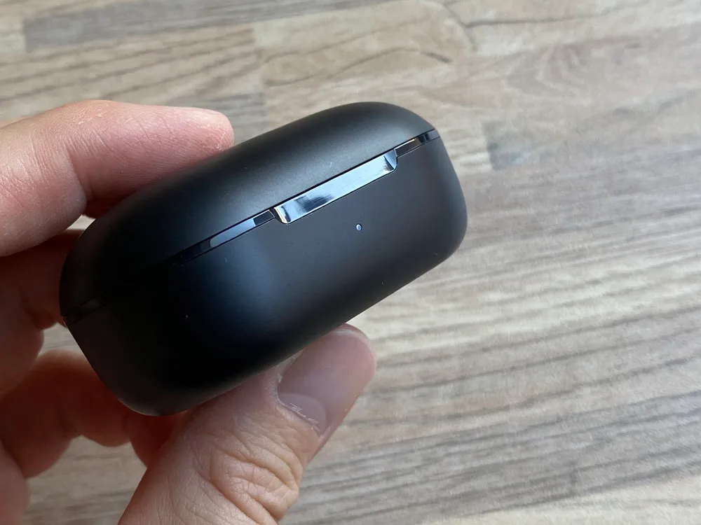 【Mpow M30レビュー】4千円未満の圧倒的コスパ感!!超安定接続・良好な装着安定性・満足な音質・完全防水と必要なスペック揃い踏みの超高コスパTWS|外観:さりげなく光沢のあるラインを開閉部に採用している点は、メリハリが生まれて良いですね。