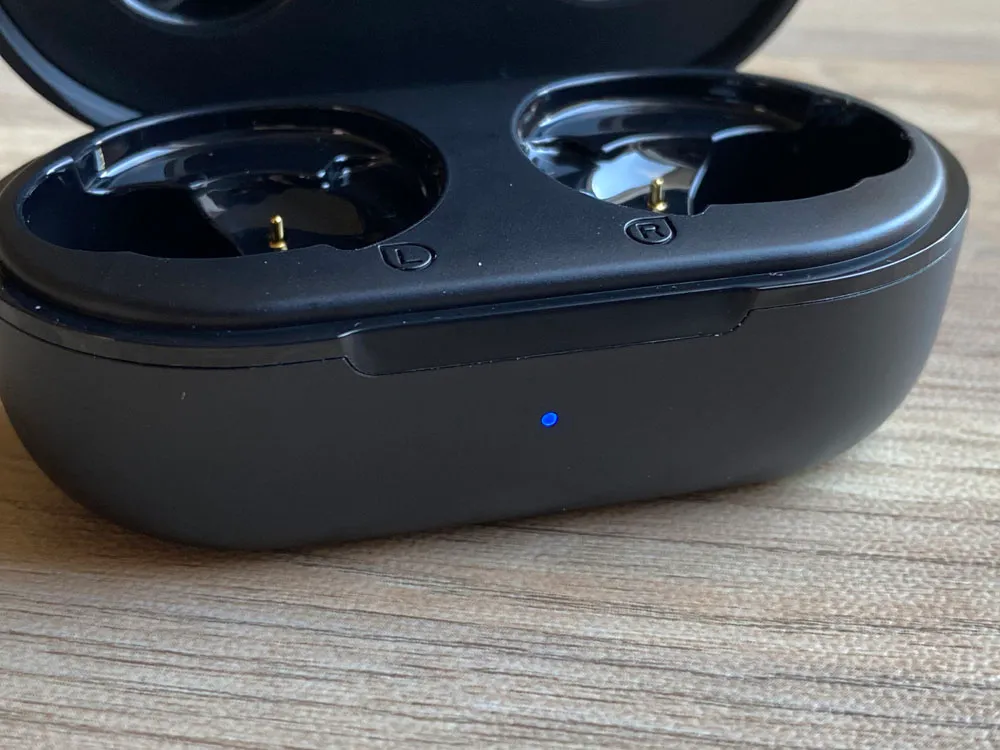 【Mpow M30レビュー】4千円未満の圧倒的コスパ感!!超安定接続・良好な装着安定性・満足な音質・完全防水と必要なスペック揃い踏みの超高コスパTWS|外観:LEDはケース前面に配されています。