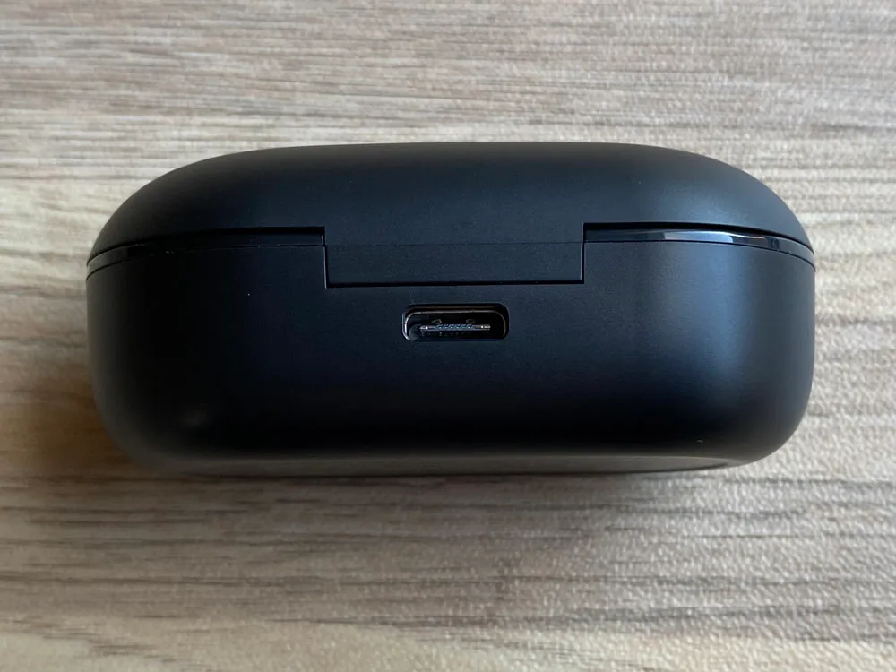 【Mpow M30レビュー】4千円未満の圧倒的コスパ感!!超安定接続・良好な装着安定性・満足な音質・完全防水と必要なスペック揃い踏みの超高コスパTWS|外観:背部にはType-C充電ポート。