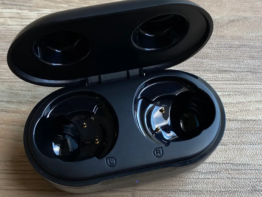 【Mpow M30レビュー】4千円未満の圧倒的コスパ感!!超安定接続・良好な装着安定性・満足な音質・完全防水と必要なスペック揃い踏みの超高コスパTWS|外観:ケース内部はマット&グロスなデザイン。 イヤホンの収まりが良く、充電も端子がズレることがないので使いやすい印象を受けましたよ。