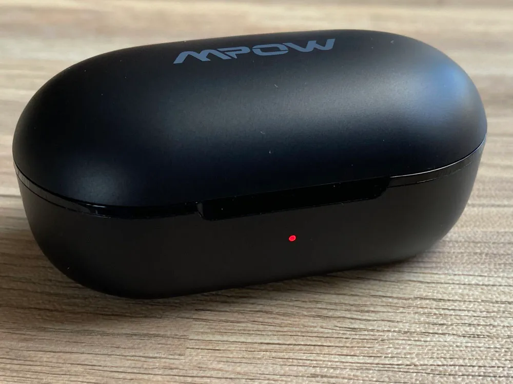 【Mpow M30レビュー】4千円未満の圧倒的コスパ感!!超安定接続・良好な装着安定性・満足な音質・完全防水と必要なスペック揃い踏みの超高コスパTWS|外観:0~34%の場合は「レッド」に光ります。