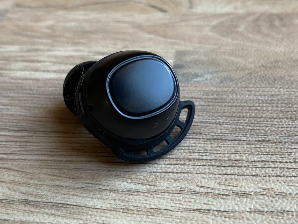 【Mpow M30レビュー】4千円未満の圧倒的コスパ感!!超安定接続・良好な装着安定性・満足な音質・完全防水と必要なスペック揃い踏みの超高コスパTWS|外観:ハウジング前面の丸い部分がタッチセンサーになっています。