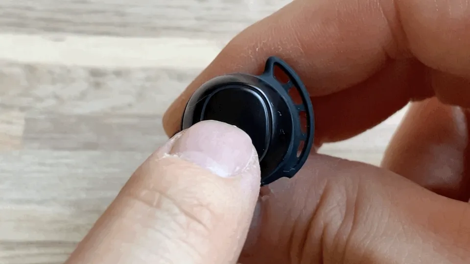 【Mpow M30レビュー】4千円未満の圧倒的コスパ感!!超安定接続・良好な装着安定性・満足な音質・完全防水と必要なスペック揃い踏みの超高コスパTWS|外観:LEDがタッチセンサーの真後ろに搭載されていて、光ると丸い部分の前側がほんのり輝くんですが、 面白いことにタッチすると光るんですよ。