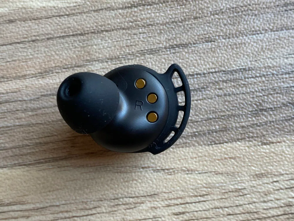 【Mpow M30レビュー】4千円未満の圧倒的コスパ感!!超安定接続・良好な装着安定性・満足な音質・完全防水と必要なスペック揃い踏みの超高コスパTWS|外観:イヤホンの背部には、「R」「L」の刻印があります。 画像で見るとハッキリ見えますが、肉眼で見るとやや薄いです。