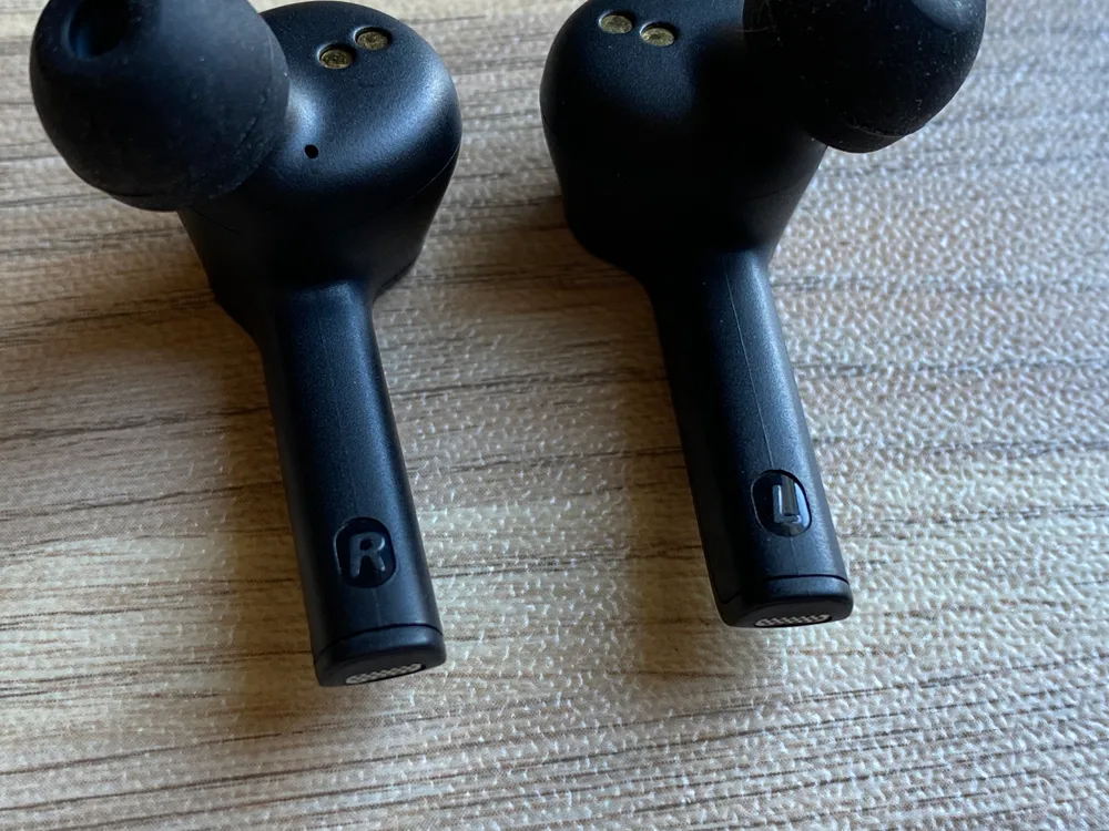 【JPRiDE Premium TWS-520 MK2レビュー】超高コスパな大人気TWSが超絶進化!!圧倒的な音質を実現させたJPRiDEの新定番高コスパイヤホンTWS-520 MK2|外観:なお軸の背部には左右がしっかり分かるように「L」「R」の刻印が入っていますよ。