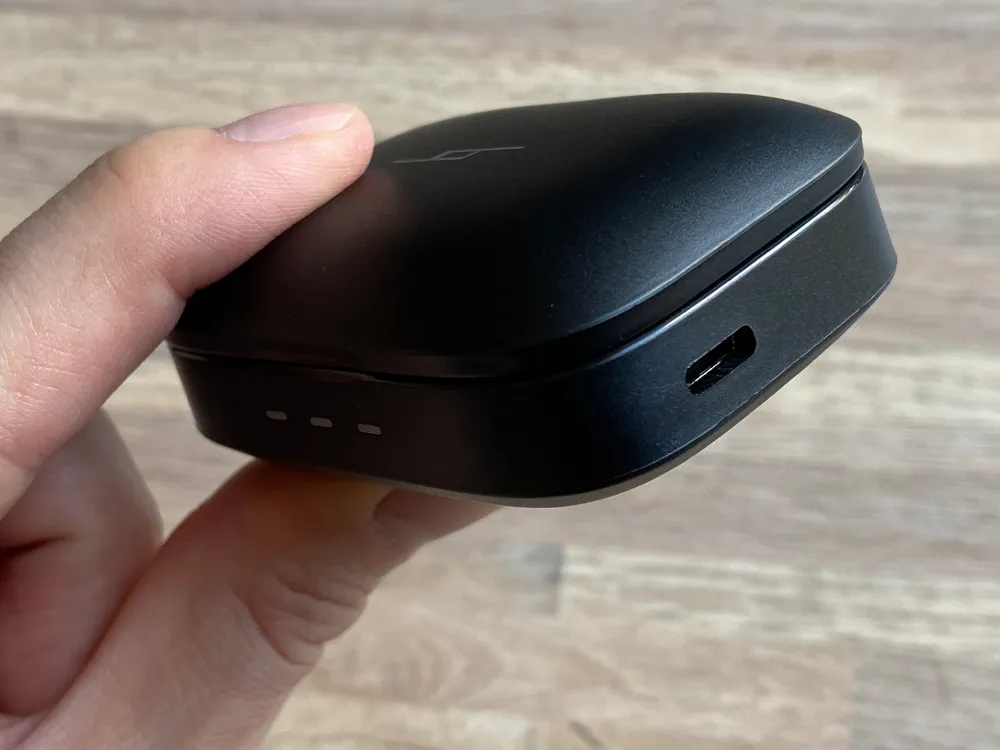 【JPRiDE Premium TWS-520 MK2レビュー】超高コスパな大人気TWSが超絶進化!!圧倒的な音質を実現させたJPRiDEの新定番高コスパイヤホンTWS-520 MK2|外観:充電用のUSBCポートは、正面から見た右側面に配されています。 やはりUSB-C対応というのは、嬉しいポイントですね。