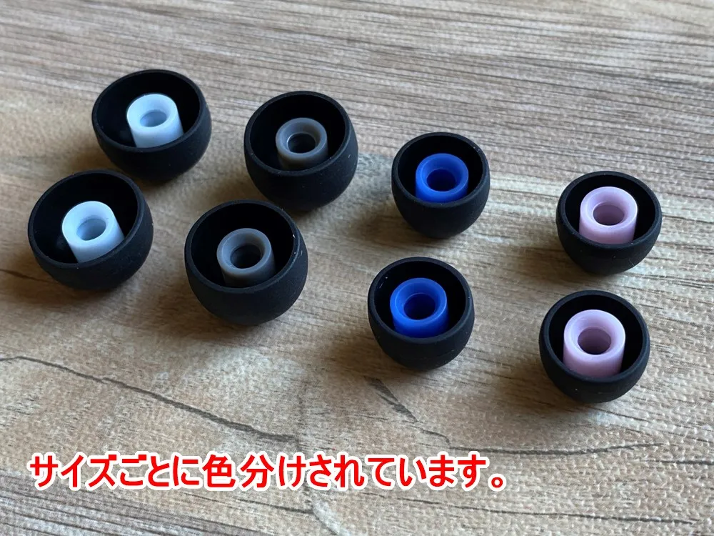 【JPRiDE Premium TWS-520 MK2レビュー】超高コスパな大人気TWSが超絶進化!!圧倒的な音質を実現させたJPRiDEの新定番高コスパイヤホンTWS-520 MK2|付属品:イヤーピースで結構困るのが、どれがどのサイズなのか分からないことです。 案外目視ではサイズ感が曖昧で判別がつかなかったりすることがあるんですよね・・・。 でも本機付属のイヤーピースは、イヤーピースの軸部分が色付けされていて違いが一目瞭然!