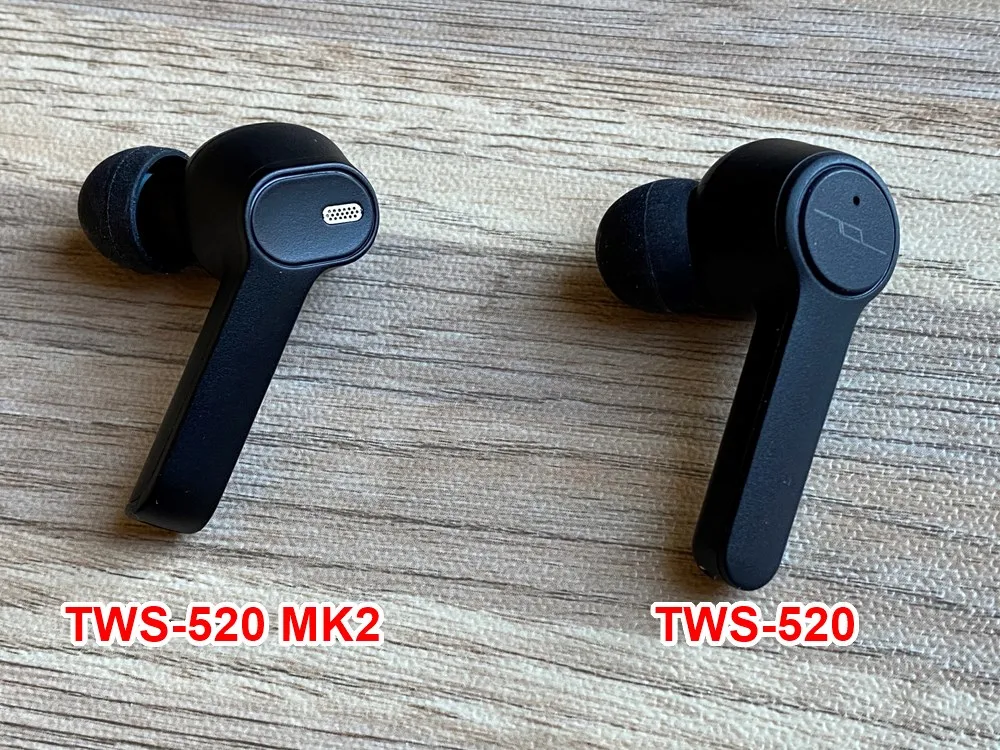 【JPRiDE Premium TWS-520 MK2レビュー】超高コスパな大人気TWSが超絶進化!!圧倒的な音質を実現させたJPRiDEの新定番高コスパイヤホンTWS-520 MK2|外観:実際に両モデルを並べて見ると、スラッと伸びた軸部分の角張り具合やハウジング部分の造形、マットでシックな質感など、全体の印象がそっくりです。