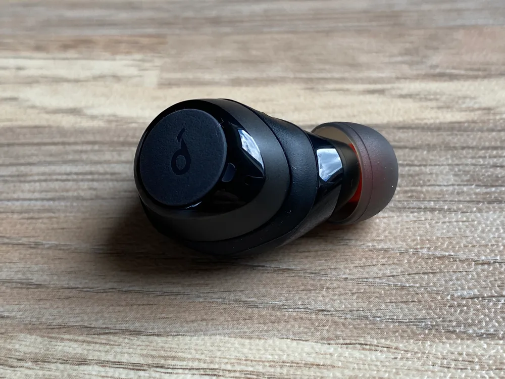 【Anker Soundcore Liberty Neo2レビュー】超割安感とハイスペックが共存!!ほぼ死角無し・価格不相応な秀逸スペック目白押しの大人気モデル後継機|外観:相変わらずAnkerのイヤホンは、エントリーモデルからデザインセンスが良い印象を受けますね。 マットな部分とグロスな部分の調和が絶妙。