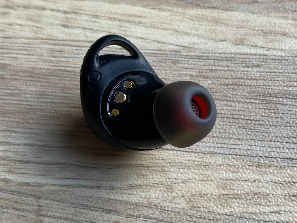 【Anker Soundcore Liberty Neo2レビュー】超割安感とハイスペックが共存!!ほぼ死角無し・価格不相応な秀逸スペック目白押しの大人気モデル後継機|外観:ハウジング裏側は、こんな感じにいたってベーシック。 イヤーピースのさりげないレッドが映えて、なかなかカッコイイです。