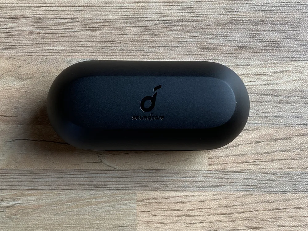 【Anker Soundcore Liberty Neo2レビュー】超割安感とハイスペックが共存!!ほぼ死角無し・価格不相応な秀逸スペック目白押しの大人気モデル後継機|外観:充電ケースも、パッと見はいたってシンプル。