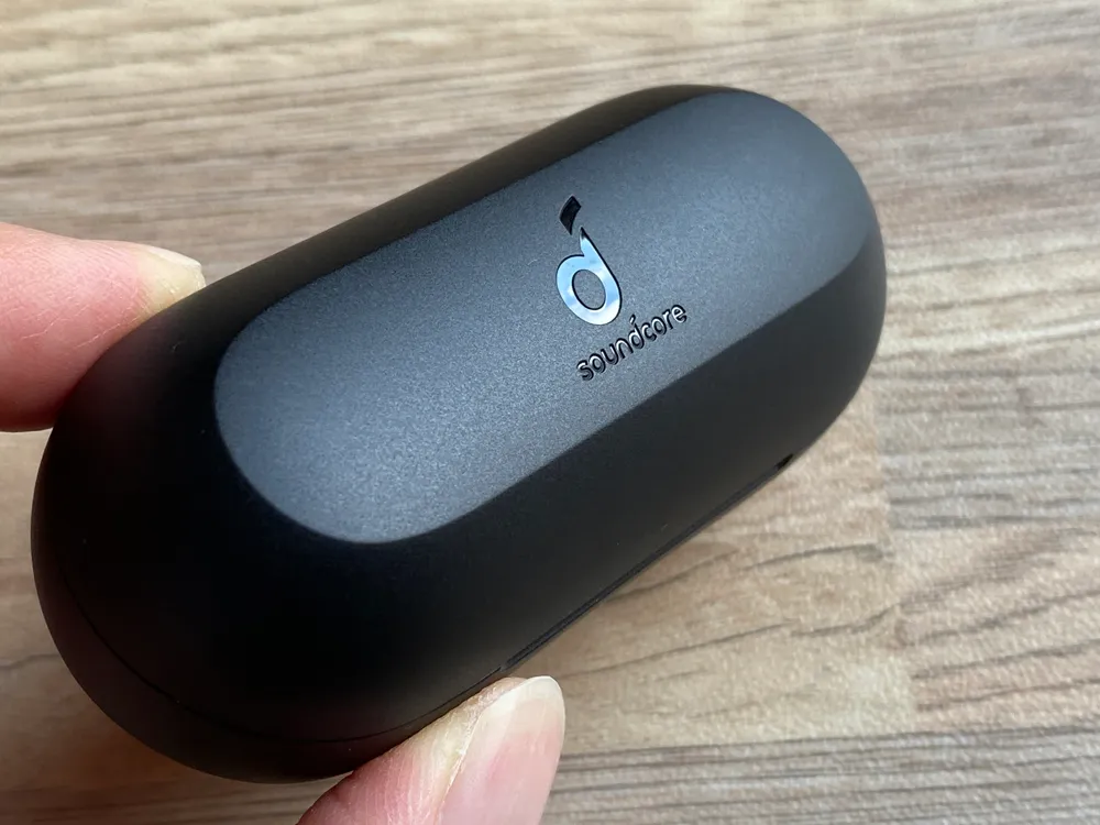 【Anker Soundcore Liberty Neo2レビュー】超割安感とハイスペックが共存!!ほぼ死角無し・価格不相応な秀逸スペック目白押しの大人気モデル後継機|外観:ちなみにロゴマーク部分には、グロス加工が施されています。さりげない。