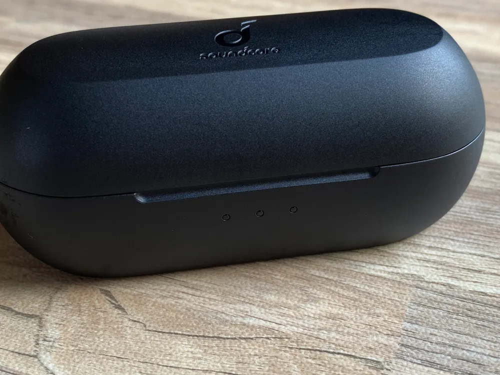 【Anker Soundcore Liberty Neo2レビュー】超割安感とハイスペックが共存!!ほぼ死角無し・価格不相応な秀逸スペック目白押しの大人気モデル後継機|外観:前面には3点LEDを搭載。