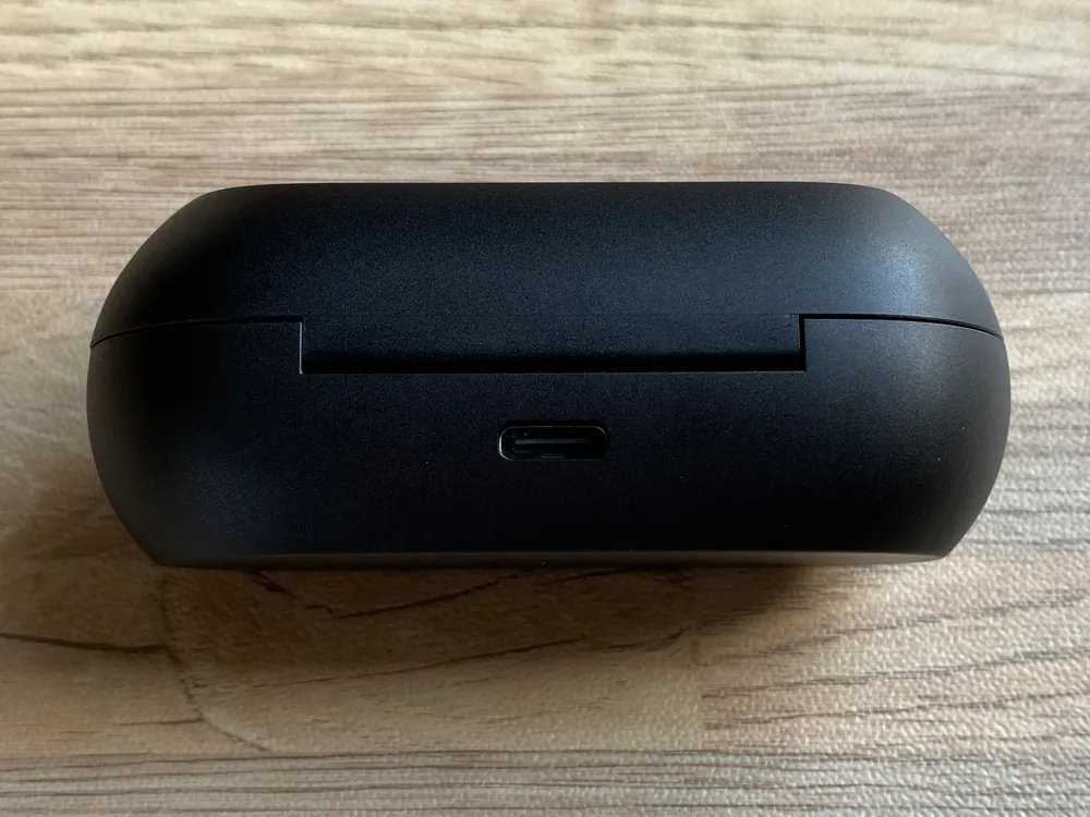 【Anker Soundcore Liberty Neo2レビュー】超割安感とハイスペックが共存!!ほぼ死角無し・価格不相応な秀逸スペック目白押しの大人気モデル後継機|外観:充電ポートは、USB Type-Cが背部に。