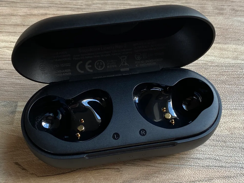 【Anker Soundcore Liberty Neo2レビュー】超割安感とハイスペックが共存!!ほぼ死角無し・価格不相応な秀逸スペック目白押しの大人気モデル後継機|外観:ケース内部はAnkerお得意のマット&グロスで緩急のあるデザインに仕上がっています。 リーズナブルな価格でここまでこだわってくれているメーカーは、それほど多くありません。