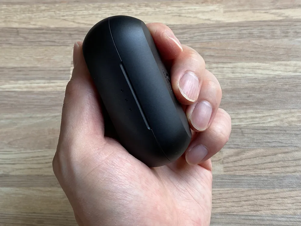 【Anker Soundcore Liberty Neo2レビュー】超割安感とハイスペックが共存!!ほぼ死角無し・価格不相応な秀逸スペック目白押しの大人気モデル後継機|外観:ちなみにケースは丸みと平らな部分を組み合わせた形状になっていますが、これがなかなか持ちやすさに貢献しています。 平らな部分を指の腹で持つと、かなり安心感のある持ちやすさなんですよね。