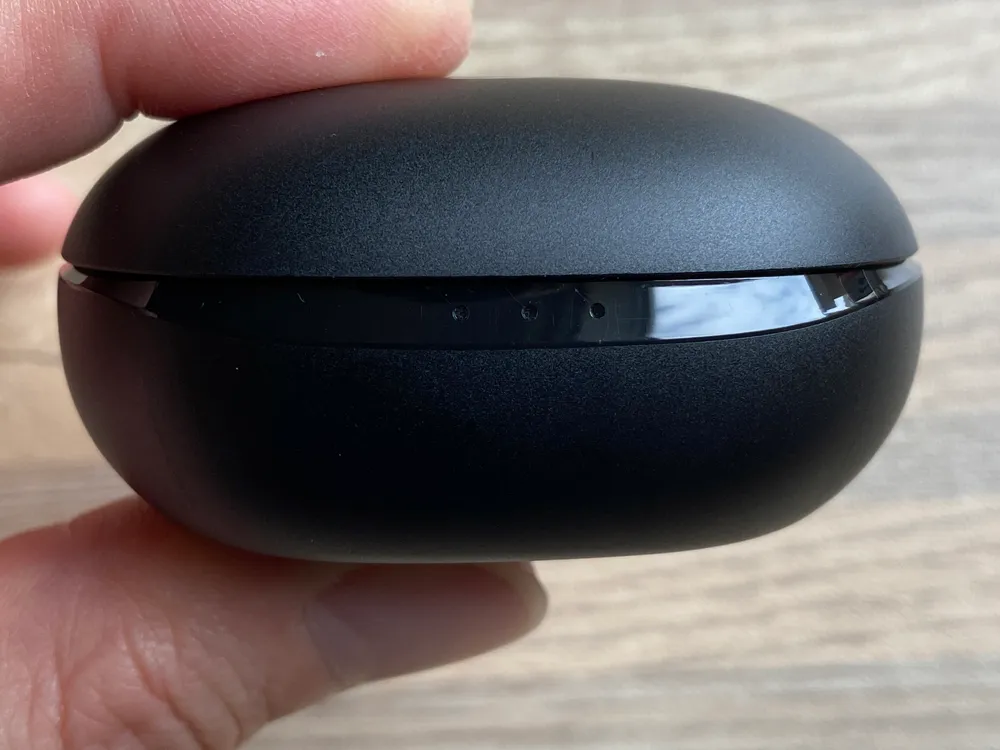 【Anker Soundcore Life P3レビュー】圧倒的な多機能さが光る!利用価値MAXなアクティブノイキャン搭載が7千円で手に入るコスパモンスターTWS|外観:LEDは前面のグロス加工が施されたライン上に配されています。