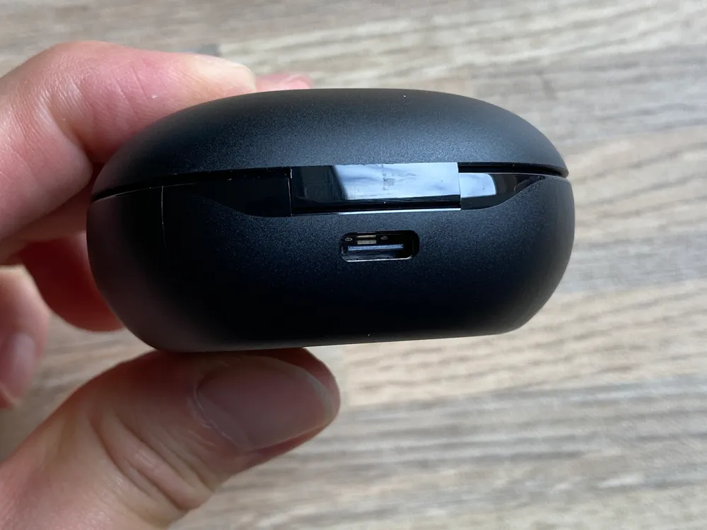 【Anker Soundcore Life P3レビュー】圧倒的な多機能さが光る!利用価値MAXなアクティブノイキャン搭載が7千円で手に入るコスパモンスターTWS|外観:USB-C充電ポートは背部に。