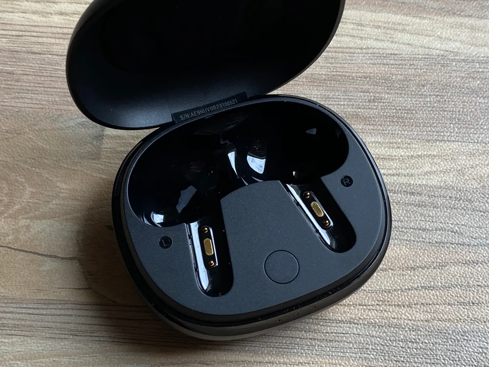 【Anker Soundcore Life P3レビュー】圧倒的な多機能さが光る!利用価値MAXなアクティブノイキャン搭載が7千円で手に入るコスパモンスターTWS|外観:ケース内部はAnkerお馴染みのグロス&マットな印象でコーディネートされていて、落ち着いた印象です。
