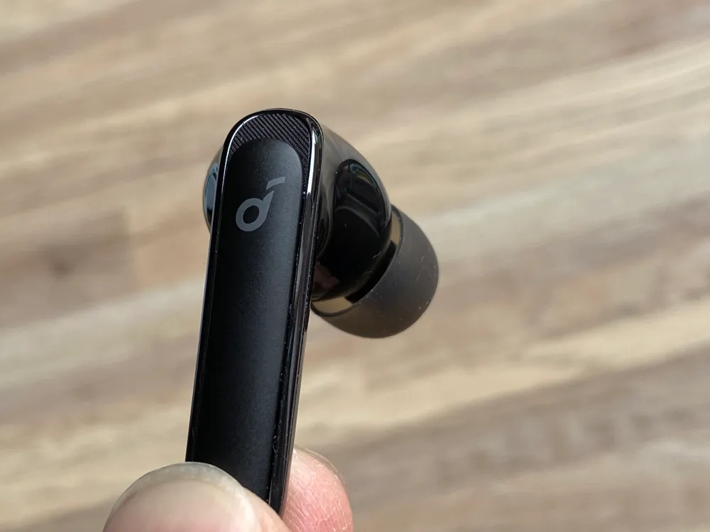 【Anker Soundcore Life P3レビュー】圧倒的な多機能さが光る!利用価値MAXなアクティブノイキャン搭載が7千円で手に入るコスパモンスターTWS|外観:シンプルなデザインの中でもダークトーンを使い分けたり、細部に模様をあしらうことでデザイン性を高めるお家芸は健在。