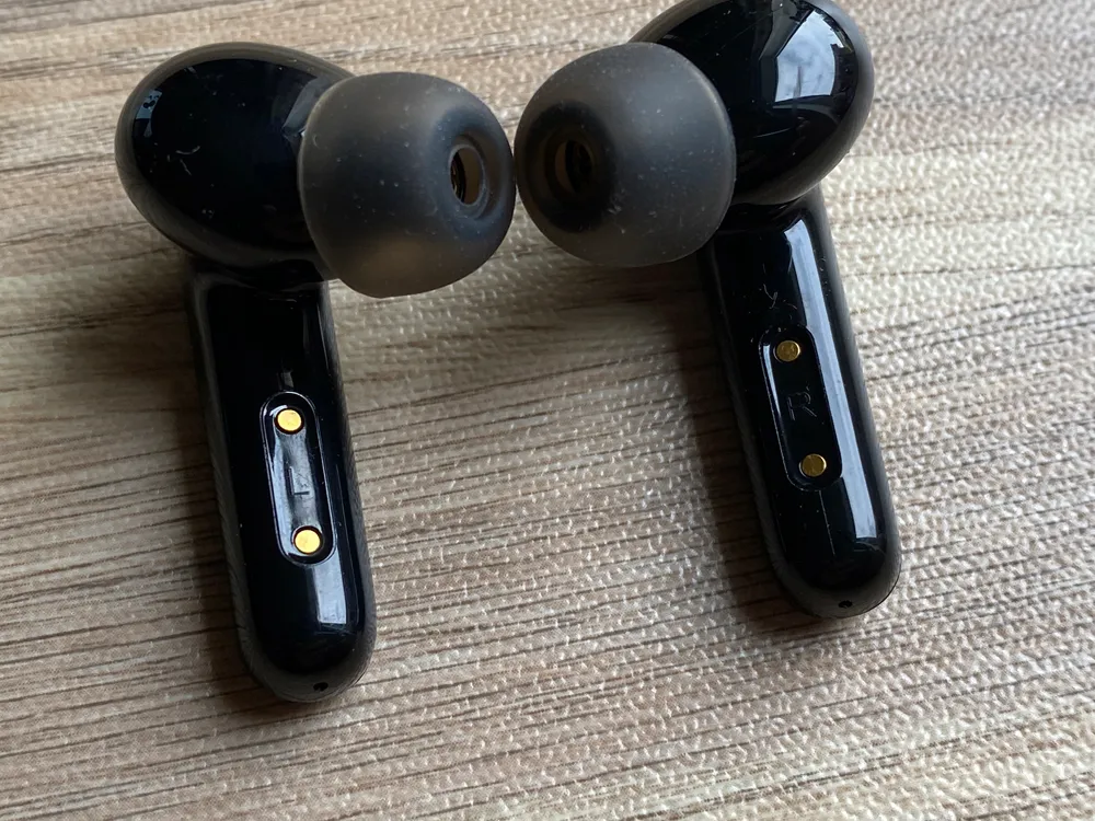【Anker Soundcore Life P3レビュー】圧倒的な多機能さが光る!利用価値MAXなアクティブノイキャン搭載が7千円で手に入るコスパモンスターTWS|外観:左右を示す「L」「R」は軸の裏側に印字されています。 ちょっと視認しにくいかも・・・?