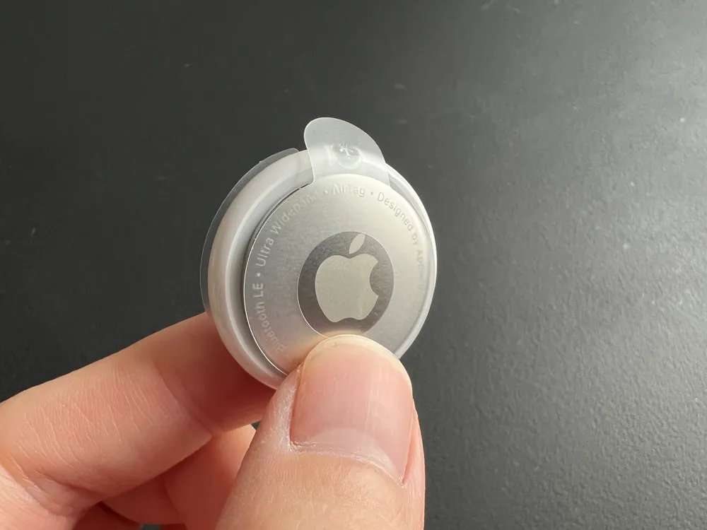 Apple AirTagレビュー|見つける天才Airタグの使い方を解説!愛車の盗難対策・子どもの見守り・大切なものの発送時などに活躍|設定・使用方法:最新OSをインストールしてBluetooth機能をオンにしたら、AirTagに付いているフィルムを剥がしてiPhoneに近づけましょう。